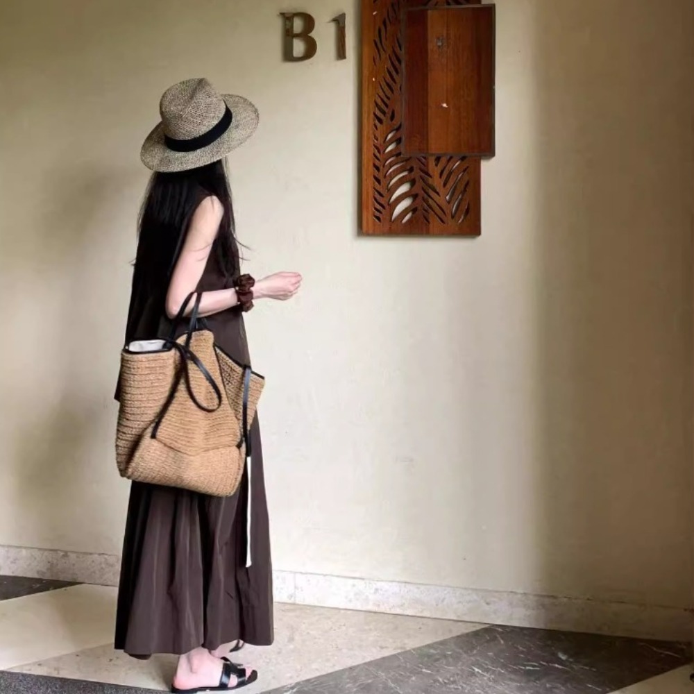 Luxury Bags Must Have - [กระเป๋าโท้ตฟางหรูหราเบา] กระเป๋าผ้าสีทึบ Ins สไตล์วันหยุดสไตล์ฮอต! ฟางสีกากี +