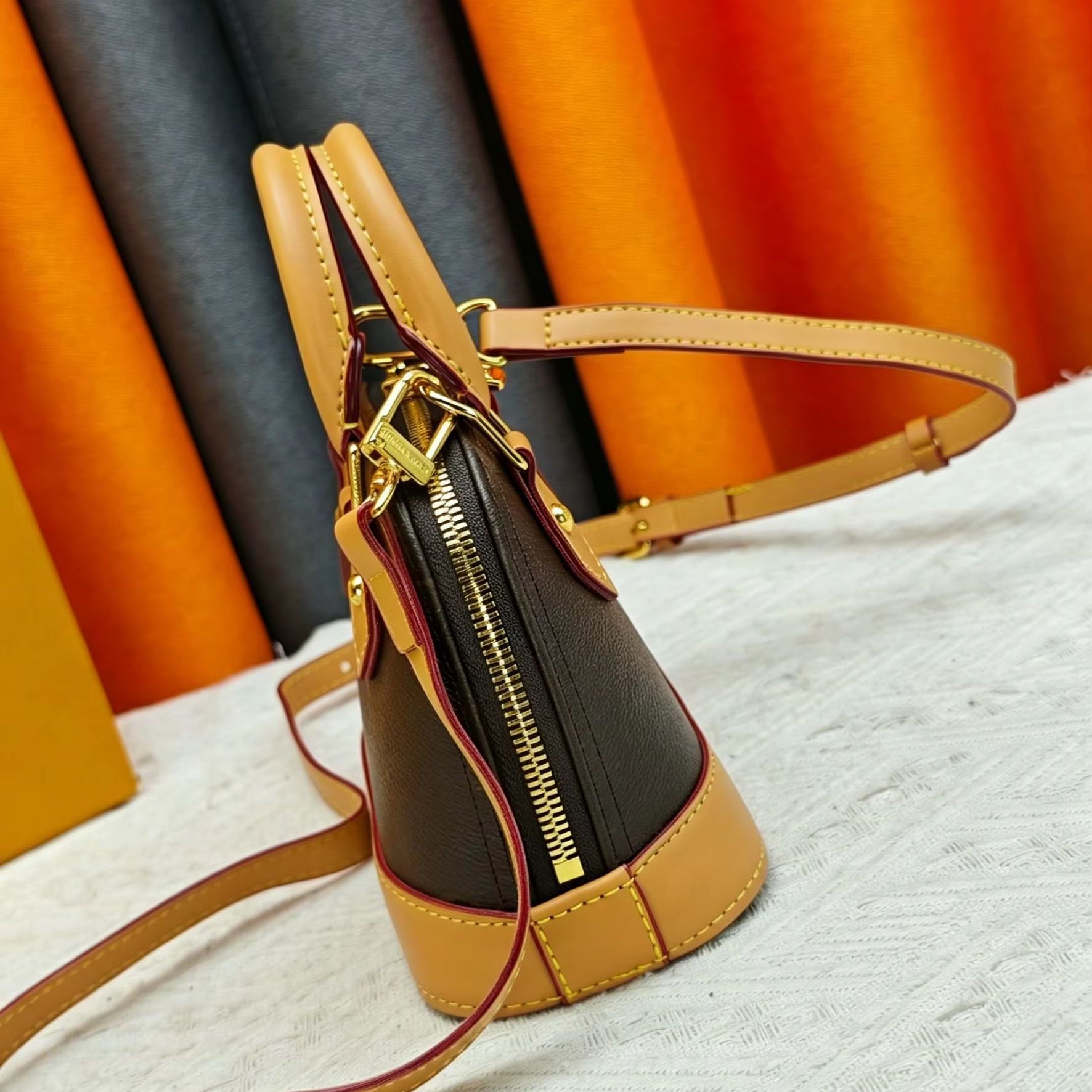 Tote Bag Leather Monogram - กระเป๋าถือโมโนแกรมแคนวาสมินิเชลล์, กระเป๋าถืออเนกประสงค์สุดหรู