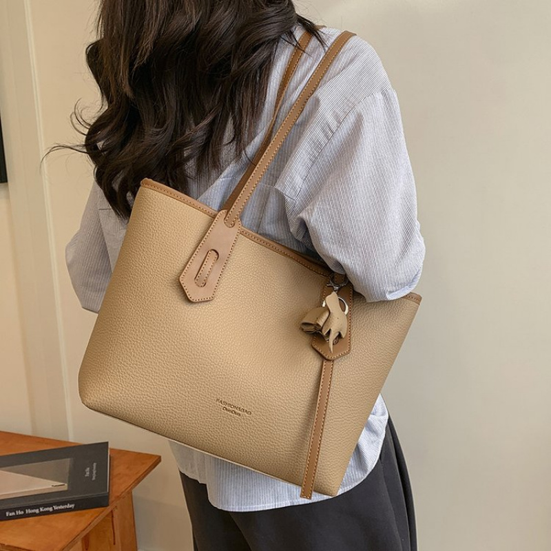 Luxury Bags Must Have - กระเป๋าผ้าอ้อมดีไซน์เนอร์สุดฮิตสำหรับผู้หญิง กระเป๋าหนังหรูหราขนาดใหญ่ จุของได้เยอะ ดีไซน์สวยเก๋ สะพายข้างหรือถือก็ได้ เรียบหรูมีสไตล์